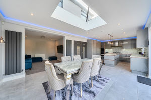 Kitchen diner angle 4- click for photo gallery